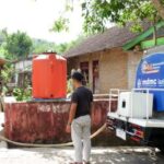 Penyaluran-Air-Tangki-MDMC-Daerah-Kekeringan