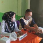 Petugas Lazismu dalam Layanan Kesehatan Gratis Brebes bersama Dhuafa