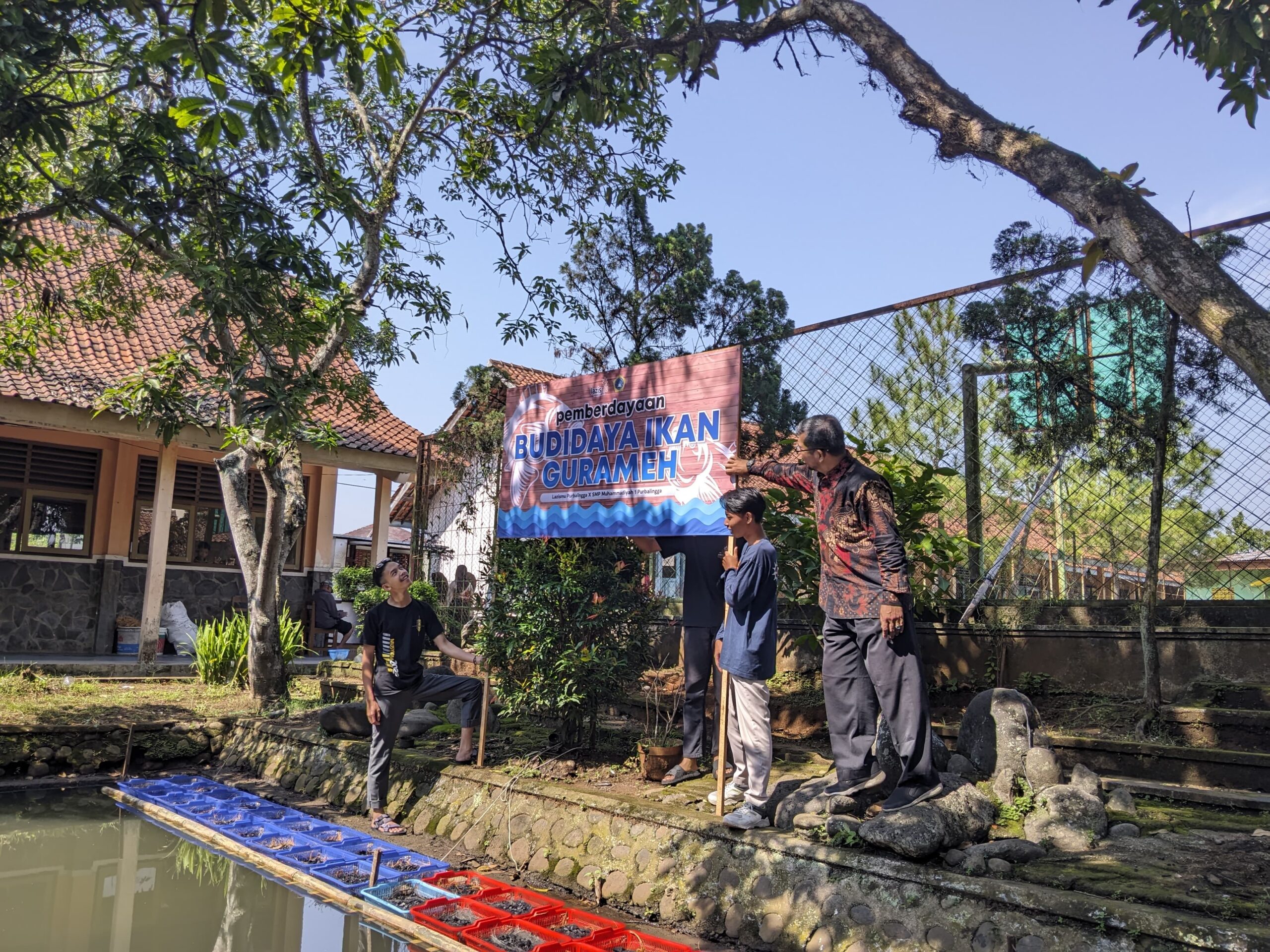 Mengembangkan Potensi Budidaya Ikan Gurame dan Proyek P5 “Hydrophonic Plants”: Kolaborasi Lazismu Purbalingga dan SMP TQ Muhammadiyah 1 Purbalingga